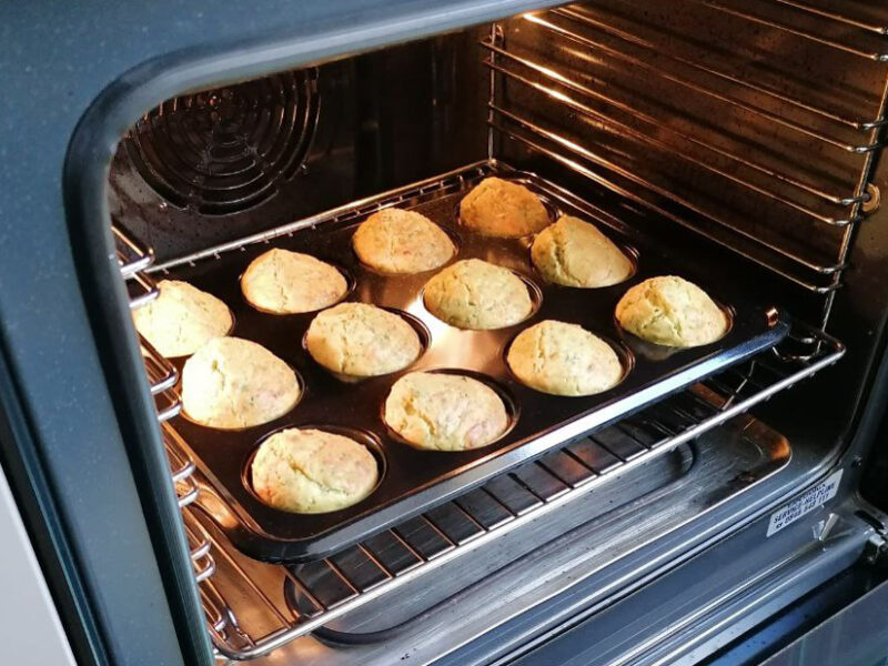 Spinat-Feta-Muffins nach 15 Minuten Backzeit (Foto: Igor, 2022)