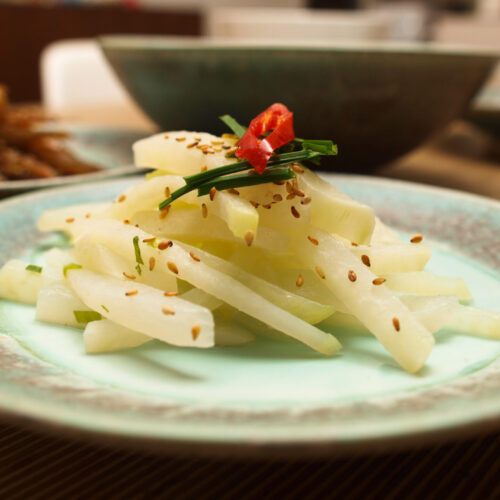 und Rettich-Kohlrabi-Namul auf Tellern von Hogyu Son (alle Fotos: Sarah, 2022).